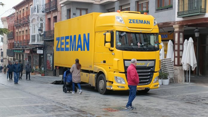 Camión de Zeeman en la Plaza Mayor en los días previos a la apertura del local en Guadalajara. (Foto: La Crónic@)