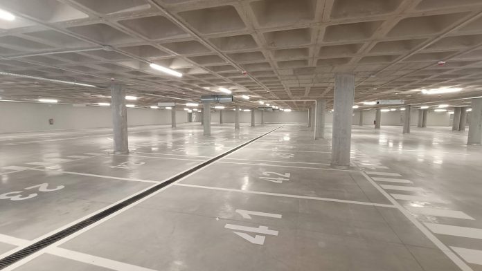 Disponer de una plaza cubierta donde dejar el coche es una necesidad que cada vez se parece más a un lujo en Guadalajara. En la imagen, el todavía sin estrenar parking del campus de la Universidad de Alcalá, que será para uso interno. (Foto: La Crónic@)