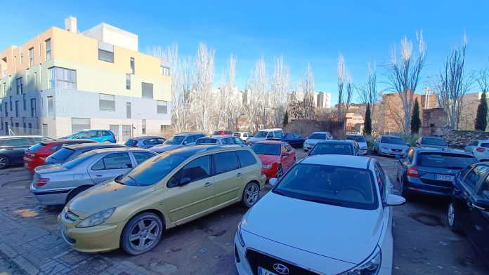 Aparcamiento improvisado en Guadalajara. (Foto: La Crónic@)