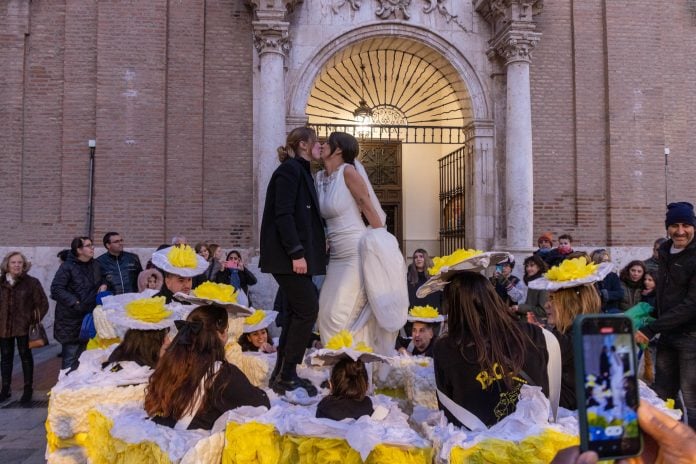 Uno de los grupos participantes en el desfile de disfraces de adultos en el Carnaval de Guadalajara 2024, a la altura de San Nicolás.
