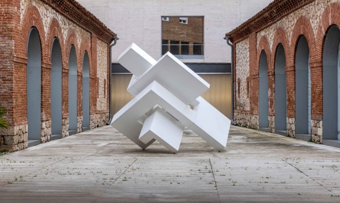 Escultura de Arturo Berned en el pario del Museo Sobrino.