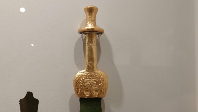 Detalle de la empuñadura de la Espada de Guadalajara, según se presenta en el Museo Provincial, en el Palacio del Infantado. (Foto: La Crónic@)