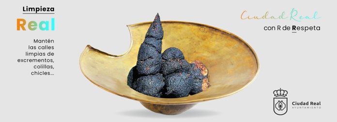 Una cervantina bacía de barbero y un excremento de perro se unen en la peculiar campaña emprendida en Ciudad Real contra las deposiciones de los perros en las calles.