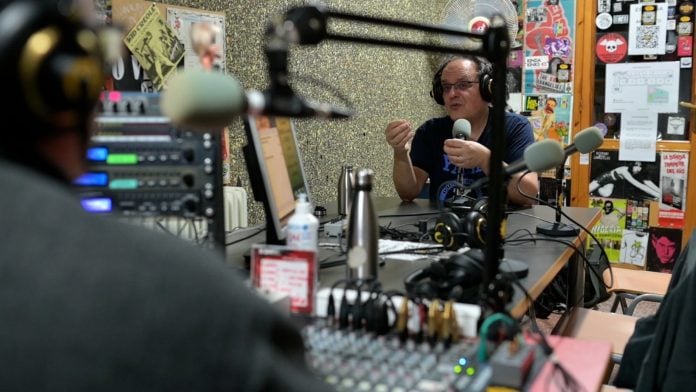 Emisoras españolas celebran el Día Mundial de la Radio este martes con contenidos y programas especiales Estudio de Radio Arrebato en el instituto
