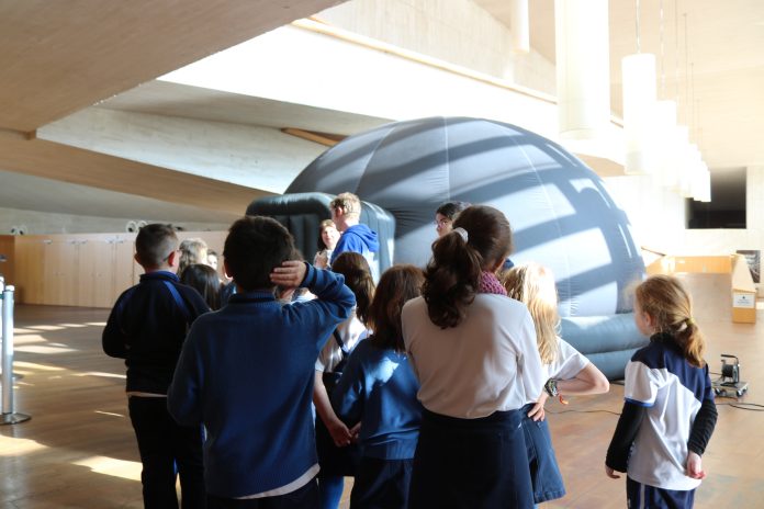 Carpa de Divulgaciencia en el Teatro Buero Vallejo.