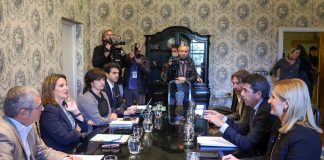 Un momento de la reunión en el ministerio, con Teresa Ribera. (Foto: EP)