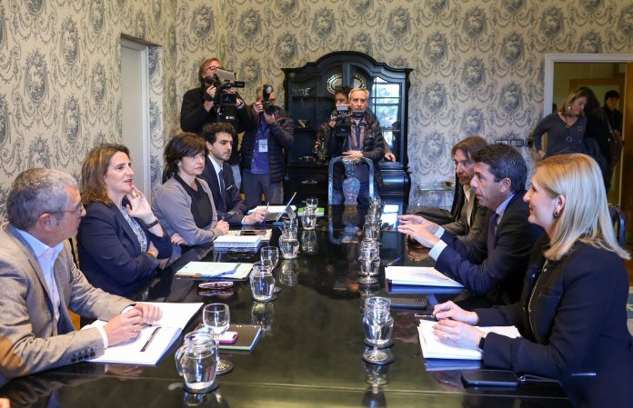 Un momento de la reunión en el ministerio, con Teresa Ribera. (Foto: EP)