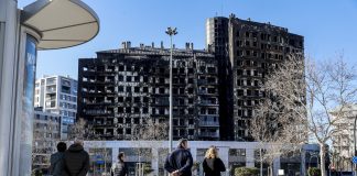Restos de los edificios incendiados el pasado jueves en Valencia. (Foto: EP)