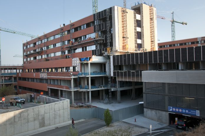 Ampliación del Hospital de Guadalajara, durante su construcción. Se puede observar la técnica empleada para la fechada ventilada, así como el material empleado como aislante, en algunos de los huecos por entonces sin cubrir.