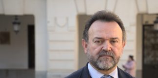 Miguel Ángel González Lajas, ante el Ayuntamiento de Guadalajara.