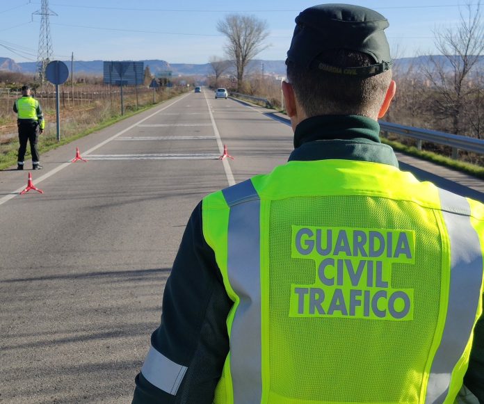 Agentes de la Agrupación de la Guardia Civil de Tráfico en una carretera de la provincia de Guadalajara. (Foto: Guardia Civil)