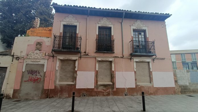 Fachada de la que fuera residencia del pintor Carlos Santiesteban y, se supone, futura Casa de los Cuentos de Guadalajara, el 8 de febrero de 2024. (Foto: La Crónic@)