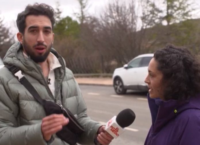 Entrevistador y entrevistada, en el reportaje de La Sexta grabado en Molina de Aragón.