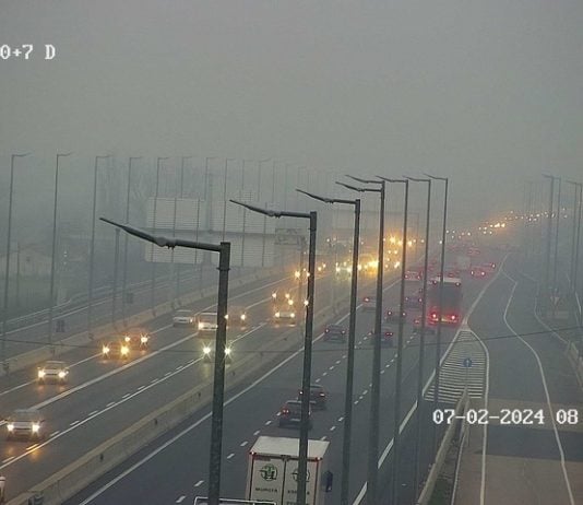La niebla ha hecho acto de presencia este miércoles en la A-2 por todo el Corredor del Henares. (Foto: DGT)