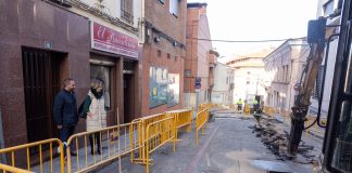 Empieza todo un año de obras: al final, habrá menos plazas de aparcamiento en el centro de Guadalajara Ana Guarinos y Santiago López Pomeda, en la parte de la calle Cervantes que ya se está levantando.