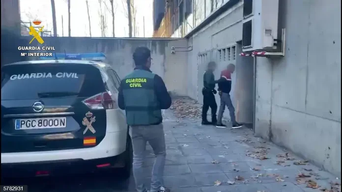 Momento de la detención del padrastro de la menor vendida en un pueblo de Castilla-La Mancha para casarla.
