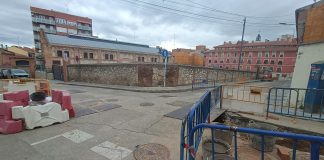 Olvídese de pretender circular con normalidad por esta zona durante una buena temporada. Esta imagen de la Plaza de la Virgen de la Antigua es del 26 de febrero de 2024, que ha llegado con nuevas restricciones. (Foto: La Crónic@)