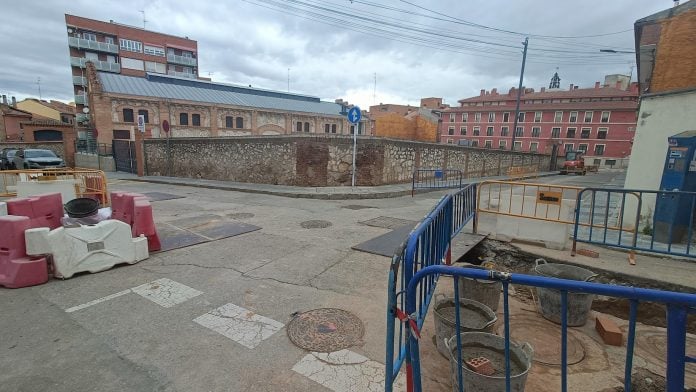 Olvídese de pretender circular con normalidad por esta zona durante una buena temporada. Esta imagen de la Plaza de la Virgen de la Antigua es del 26 de febrero de 2024, que ha llegado con nuevas restricciones. (Foto: La Crónic@)
