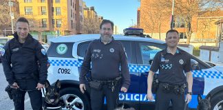 Los tres perros en servicio en la Policía Local de Azuqueca, junto a sus responsables. (Foto: Ayto. de Azuqueca)