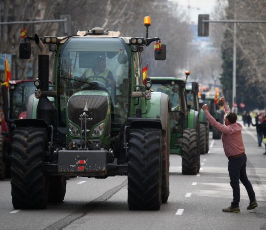 Los agricultores han recibido el apoyo de muchos madrileños a su paso por las calles de Madrid. (Foto: EP)