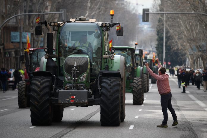 Los agricultores han recibido el apoyo de muchos madrileños a su paso por las calles de Madrid. (Foto: EP)