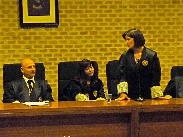 Una fotografía que ya es historia de Guadalajara: Rouco y Espejel atienden a Isabel Serrano Frías el día de su toma de posesión, en los antiguos Juzgados de Guadalajara. (Foto: La Crónic@)