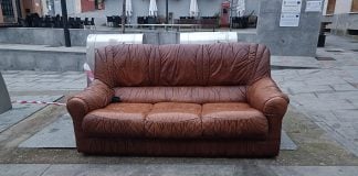 EL PASEANTE / El mobiliario urbano era esto Sofá abandonado en una plaza de Guadalajara y que ha dado pie al artículo de El Paseante. (Foto: La Crónic@)