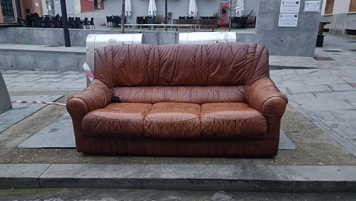 Sofá abandonado en una plaza de Guadalajara y que ha dado pie al artículo de El Paseante. (Foto: La Crónic@)