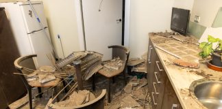 Se cae parte del techo del despacho de la alcaldesa de Guadalajara Ladrillos, cascotes y demás restos tras el derrumbe del falso techo en el despacho de Alcaldía en el Ayuntamiento de Guadalajara el 8 de febrero de 2024.