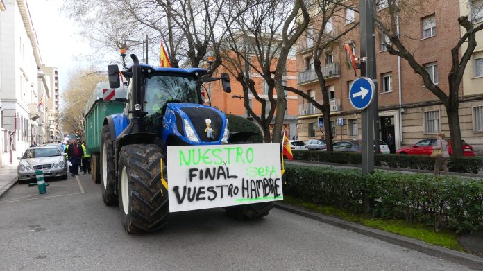 Tractor en el centro de Guadalajara el 14 de febrero de 2024. (Foto: La Crónic@)