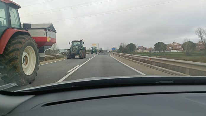 Caravana de tractores en la mañana del martes, 13 de febrero de 2024, en la N-320. (Foto: La Crónic@)