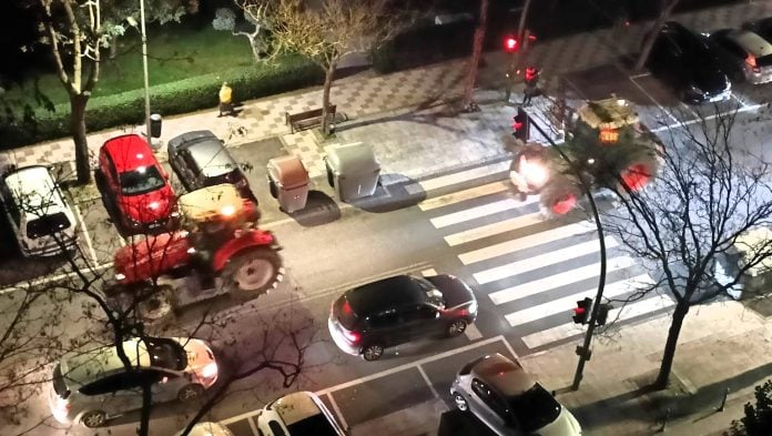 Ya anochecido sobre Guadalajara, tractores y coches compartían las calles de la ciudad, como esta de la Constitución. (Foto: La Crónic@)