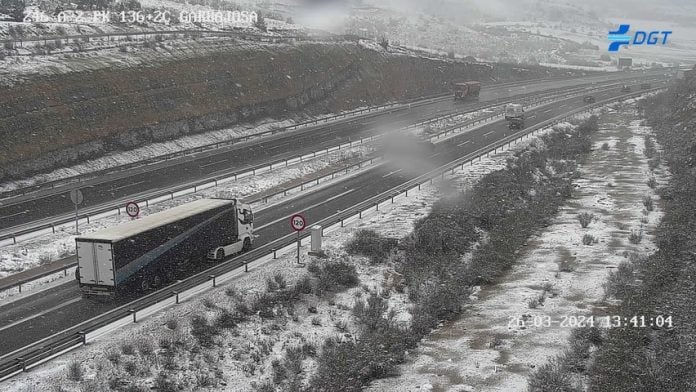 La A-2 ya aparece nevada a primera hora de la tarde del martes, 26 de marzo de 2024, al norte de la provincia de Guadalajara. (Foto: DGT)