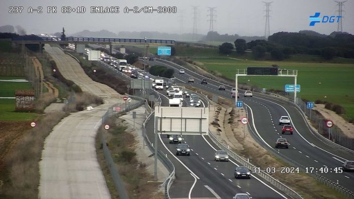 Atascos en la A-2, a la altura de Muduex, a la vuelta de las vacaciones de la Semana Santa de 2024. (Foto: DGT)