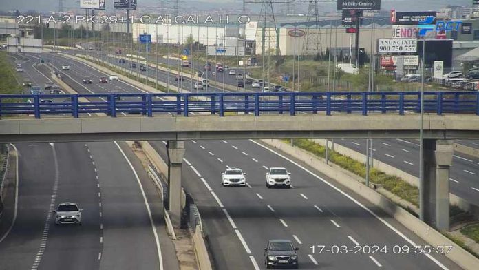 Circulación sin problemas a la altura de alcalá en la A-2 este domingo, a las diez de la mañana. (Foto: DGT)
