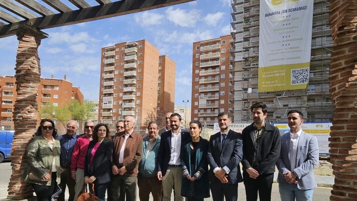 Al fondo, los bloques de Felipe Solano que se están sometiendo a esta ambiciosa rehabilitación energética.