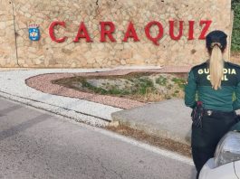 Agente de la Guardia Civil a la entrada de la urbanización Caraquiz.