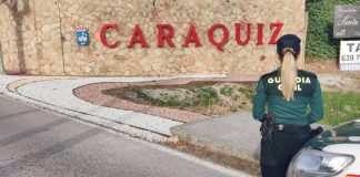 Agente de la Guardia Civil a la entrada de la urbanización Caraquiz.