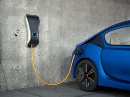 Cargador para un coche eléctrico en un garaje comunitario particular.