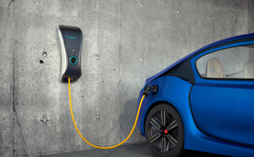 Cargador para un coche eléctrico en un garaje comunitario particular.