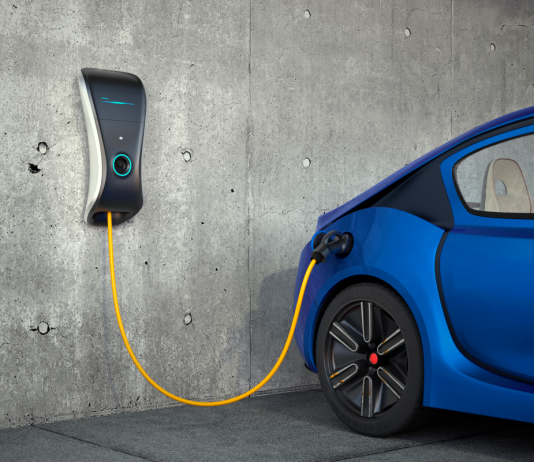 Cargador para un coche eléctrico en un garaje comunitario particular.