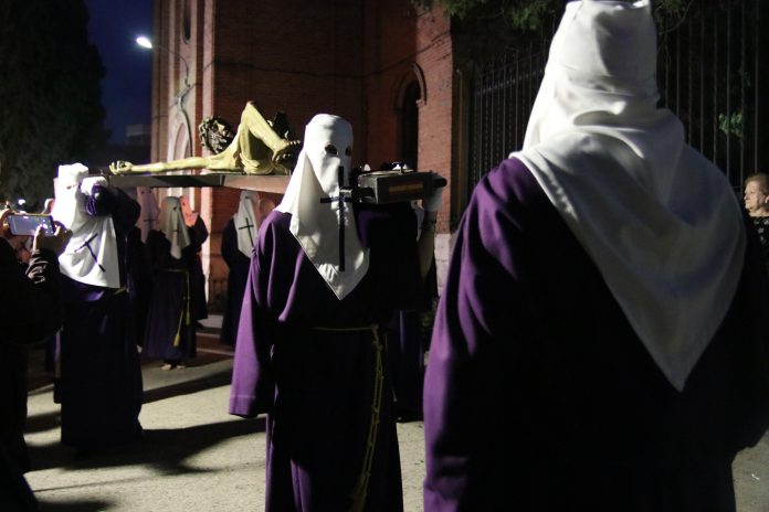 El Cristo de la Expiración, en el inicio de su traslado desde el cementerio a la iglesia de Santiago, el Domingo de Ramos de 2024 en Guadalajara. (Foto: La Crónic@)