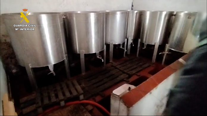 En estos depósitos de la almazara de Mondéjar se acumulaban 26.000 litros de aceite de oliva. (Foto: Guardia Civil)