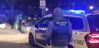 La banda de aluniceros, en el momento de la detención. (Foto: Guardia Civil)