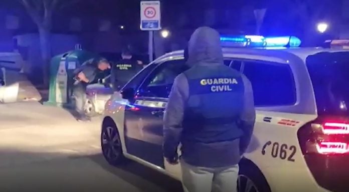 La banda de aluniceros, en el momento de la detención. (Foto: Guardia Civil)