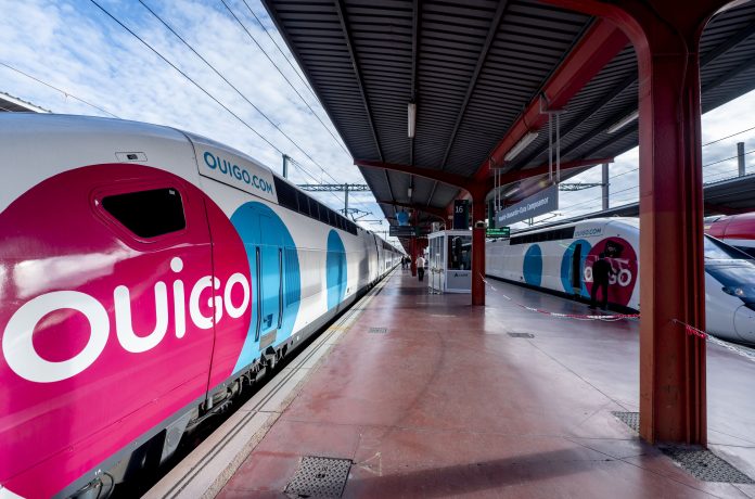 Un tren de Ouigo en el andén.