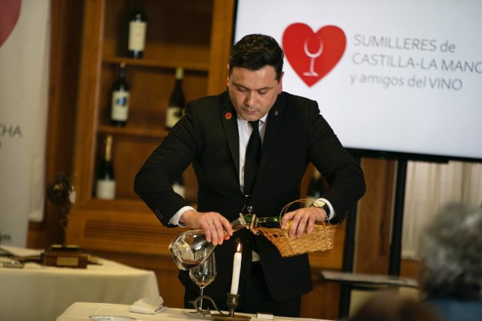 Juan Enrique Gil, sumiller del restaurante Don Gil de Albacete