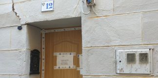 Los cuatro muertos de Toledo aún siguen sin identificar Entrada a la vivienda donde han aparecido en Toledo cuatro cadáveres, aún sin identificar. (Foto: Europa Press)