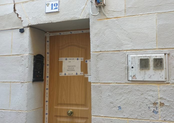 Entrada a la vivienda donde han aparecido en Toledo cuatro cadáveres, aún sin identificar. (Foto: Europa Press)