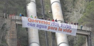 Pancarta en Bolarque por el Día del Agua de 2024.
